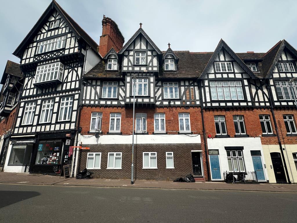 Lot: 49 - THREE-BEDROOM FLAT FOR INVESTMENT - Period mid-terraced building in town centre